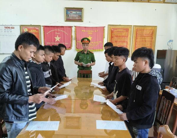 Khởi tố nhóm đối tượng dùng vỏ chai bia đánh nạn nhân gây thương tích