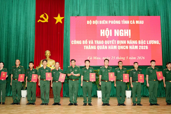 BĐBP Cà Mau trao quyết định thăng quân hàm, nâng lương cho 128 quân nhân chuyên nghiệp