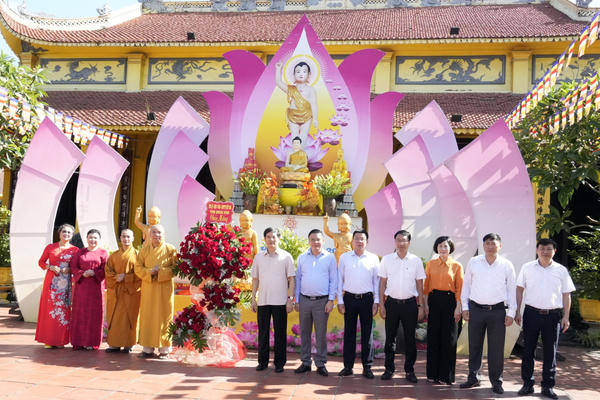 Lãnh đạo tỉnh Quảng Ninh chúc mừng Đại lễ Phật đản tại chùa Phả Thiên