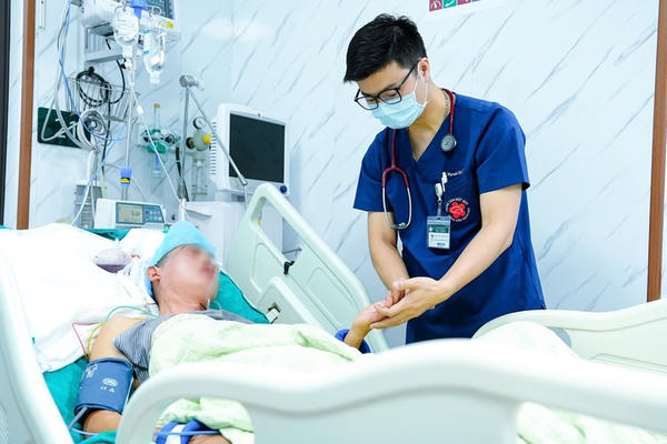 Nắng nóng cực đoan khiến ca đột quỵ gia tăng, bác sĩ cảnh báo nhiều thói quen nguy hiểm