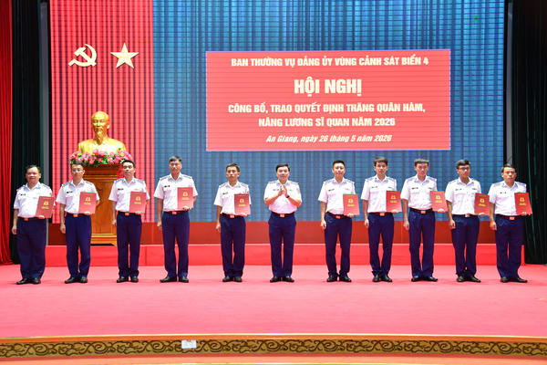 Ban Thường vụ Đảng ủy Vùng Cảnh sát biển 4 tổ chức trao quyết định thăng quân hàm, nâng lương sĩ quan năm 2026