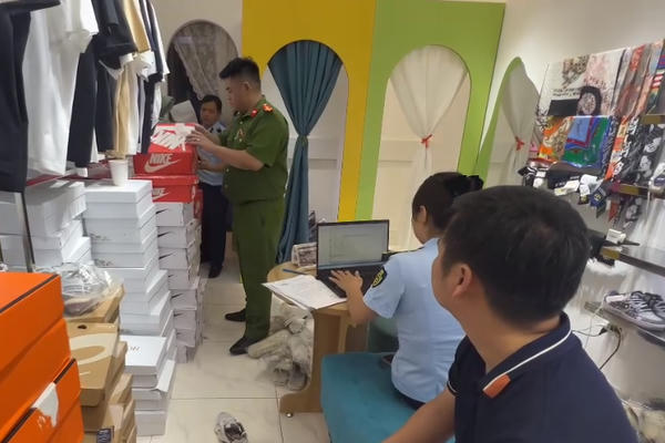 Hà Nội: Chuyển hồ sơ tới cơ quan điều tra một hộ kinh doanh hàng nghi giả mạo nhãn hiệu thời trang nổi tiếng