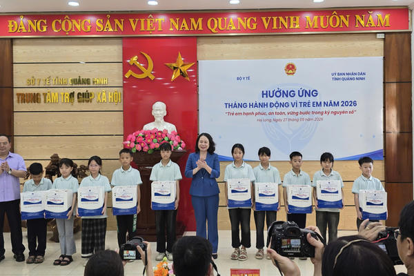 Phó Chủ tịch nước Võ Thị Ánh Xuân thăm, tặng quà trẻ em khó khăn tại Quảng Ninh Phó Chủ tịch nước Võ Thị Ánh Xuân thăm, tặng quà trẻ em khó khăn tại Quảng Ninh