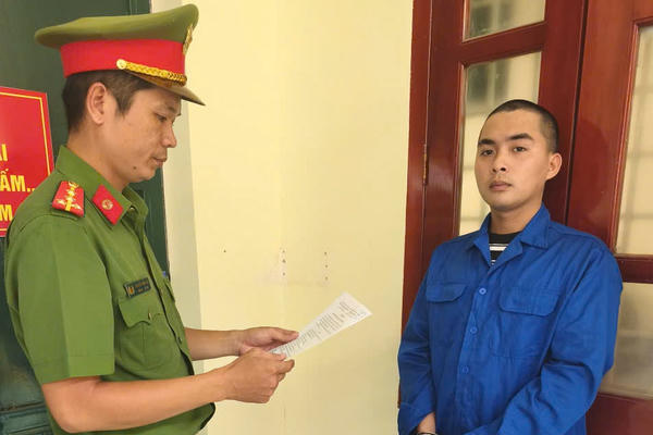 Khởi tố đối tượng vận chuyển 1kg vàng trái phép qua biên giới Khởi tố đối tượng vận chuyển 1kg vàng trái phép qua biên giới