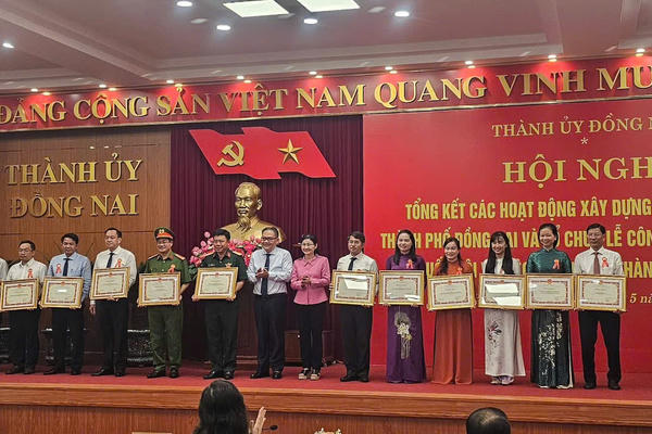 Biểu dương, khen thưởng các tập thể, cá nhân có thành tích xuất sắc trong xây dựng Đề án thành lập Thành phố Đồng Nai