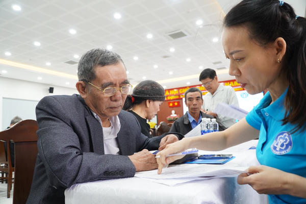 Tham gia BHXH tự nguyện hôm nay, tạo an tâm cho ngày mai ! Tham gia BHXH tự nguyện hôm nay, tạo an tâm cho ngày mai !