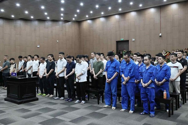 Tuyên án đường dây cá độ xuyên quốc gia hơn 4.000 tỉ đồng, “ông trùm” lĩnh 14 năm tù Tuyên án đường dây cá độ xuyên quốc gia hơn 4.000 tỉ đồng, “ông trùm” lĩnh 14 năm tù