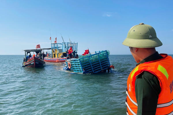 Chìm tàu cá trên biển, 7 ngư dân được cứu kịp thời
