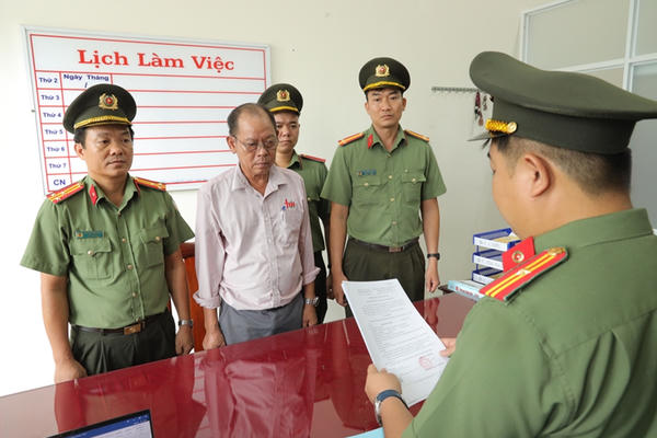 Tây Ninh: Bắt đối tượng tổ chức cho 18 người nước ngoài ở lại Việt Nam trái phép
Tây Ninh: Bắt đối tượng tổ chức cho 18 người nước ngoài ở lại Việt Nam trái phép