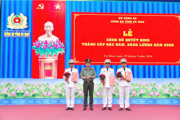 Công an tỉnh Cà Mau công bố Quyết định thăng cấp bậc hàm, nâng lương năm 2026 Công an tỉnh Cà Mau công bố Quyết định thăng cấp bậc hàm, nâng lương năm 2026