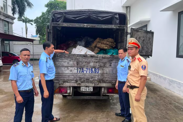 Ngăn chặn kịp thời hơn 2 tấn mỡ lợn đã qua sơ chế, bốc mùi hôi thối chuẩn bị tung ra thị trường Ngăn chặn kịp thời hơn 2 tấn mỡ lợn đã qua sơ chế, bốc mùi hôi thối chuẩn bị tung ra thị trường