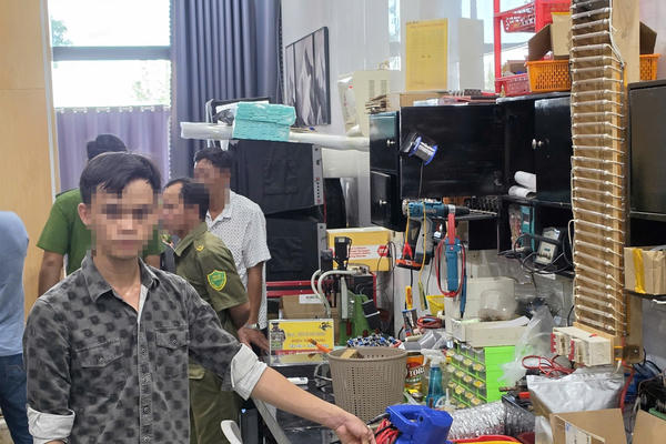 An Giang phát hiện xưởng chế tạo thiết bị kích điện trái phép, bán gần 2.900 bộ ra thị trường An Giang phát hiện xưởng chế tạo thiết bị kích điện trái phép, bán gần 2.900 bộ ra thị trường