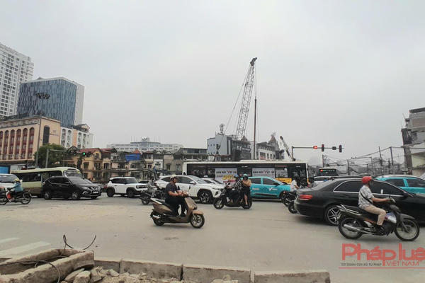 Rào chắn nút giao La Thành - Nguyễn Chí Thanh phục vụ thi công tuyến Metro số 5