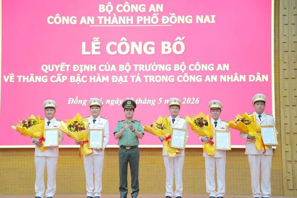 Công an TP Đồng Nai công bố quyết định thăng cấp bậc hàm đại tá cho 6 cán bộ lãnh đạo Công an TP Đồng Nai công bố quyết định thăng cấp bậc hàm đại tá cho 6 cán bộ lãnh đạo