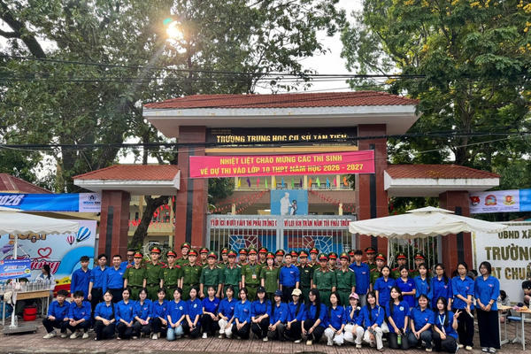 Hình ảnh Công an cở sở đảm bảo an toàn ngày đầu kỳ thi vào lớp 10 ở Hà Nội Hình ảnh Công an cở sở đảm bảo an toàn ngày đầu kỳ thi vào lớp 10 ở Hà Nội