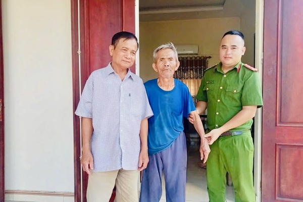 Công an phường Đào Duy Từ giúp cụ ông 92 tuổi đi lạc trở về nhà an toàn
Công an phường Đào Duy Từ giúp cụ ông 92 tuổi đi lạc trở về nhà an toàn