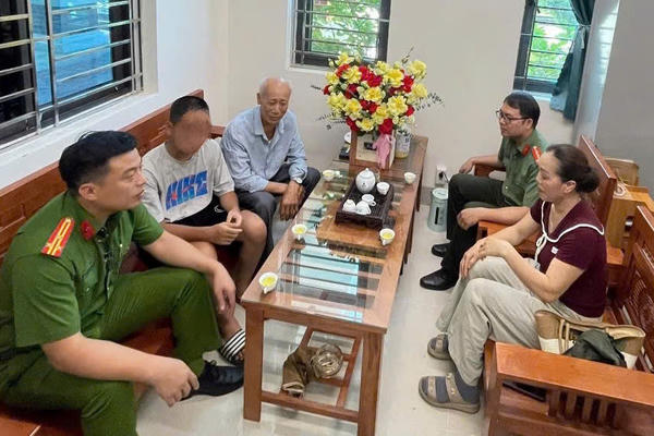Nhanh chóng tìm kiếm, đưa cháu bé mắc hội chứng tự kỷ bẩm sinh đi lạc về với gia đình an toàn Nhanh chóng tìm kiếm, đưa cháu bé mắc hội chứng tự kỷ bẩm sinh đi lạc về với gia đình an toàn
