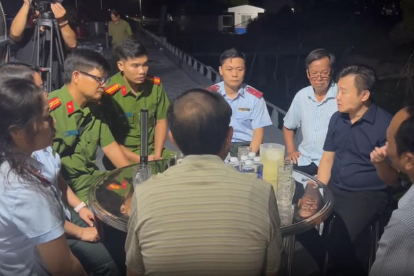 Phát hiện dấu hiệu buôn lậu xăng dầu từ Campuchia vào Việt Nam, chuyển hồ sơ sang công an điều tra Phát hiện dấu hiệu buôn lậu xăng dầu từ Campuchia vào Việt Nam, chuyển hồ sơ sang công an điều tra