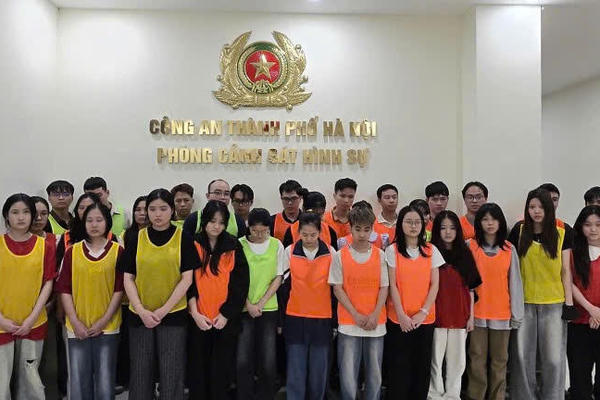 Hà Nội khởi tố 18 đối tượng trong đường dây quảng bá website cờ bạc trực tuyến Hà Nội khởi tố 18 đối tượng trong đường dây quảng bá website cờ bạc trực tuyến