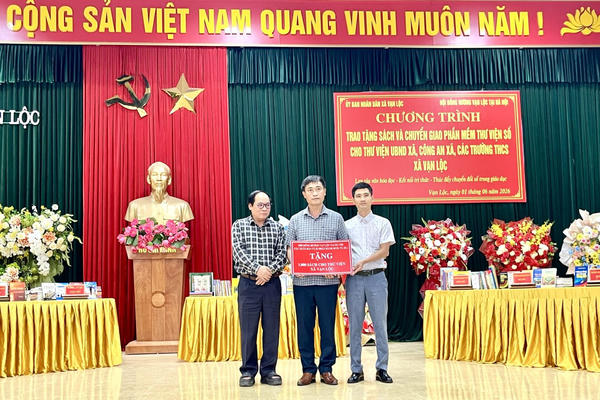 Trao tặng 4.000 đầu sách và thư viện điện tử cho học sinh, cán bộ, Nhân dân xã Vạn Lộc
Trao tặng 4.000 đầu sách và thư viện điện tử cho học sinh, cán bộ, Nhân dân xã Vạn Lộc