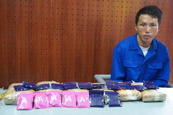 Đang vận chuyển khối lượng lớn ma tuý đi tiêu thụ với giá 10 triệu động thì bị bắt quả tang Đang vận chuyển khối lượng lớn ma tuý đi tiêu thụ với giá 10 triệu động thì bị bắt quả tang