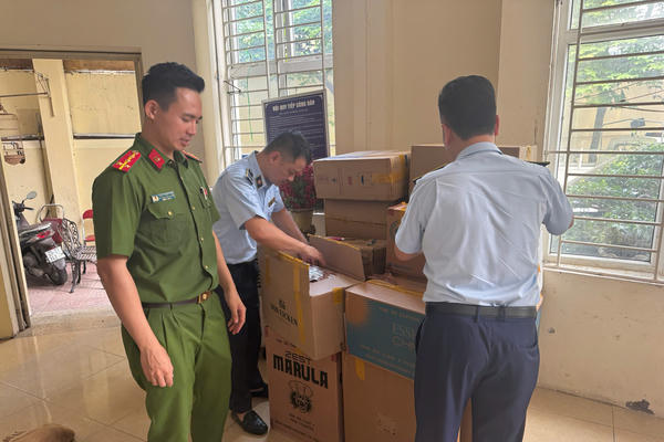 Hà Nội: Chuyển Công an xử lý vụ phát hiện gần 8.300 bao thuốc lá nhập lậu tại một cửa hàng tại Khương Đình 