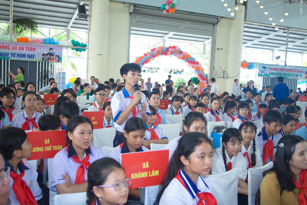 Lãnh đạo tỉnh Cà Mau gặp gỡ hơn 400 trẻ em tiêu biểu nhân Tháng hành động vì trẻ em