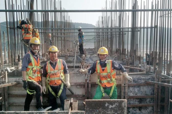 Nghịch lý công trường ngày mùa: Trả lương cao vẫn thiếu thợ, chủ thầu chịu lép vế