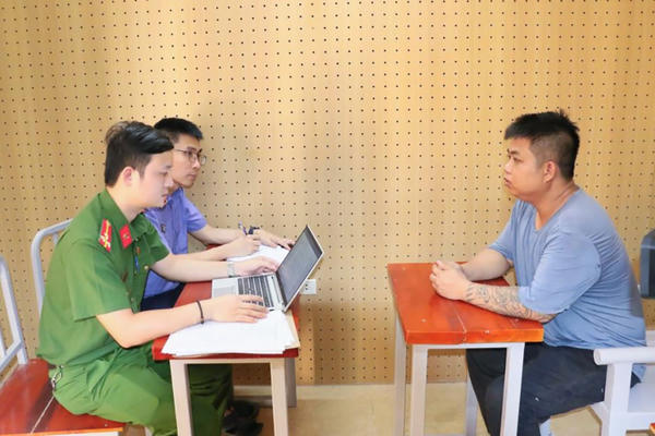 Đôi bạn quen trong tù cùng giả danh phóng viên, quay lén CSGT để đe dọa tống tiền 