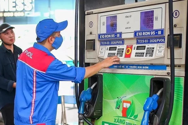 Dự báo xăng E10 giảm sâu gần 1.500 đồng/lít và hướng tới cơ chế giá độc lập