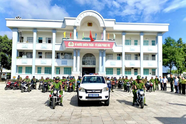 Công an phường Long Bình ra quân cao điểm 36 ngày đêm phòng, chống ma túy và cấp căn cước, định danh điện tử cho người dân Công an phường Long Bình ra quân cao điểm 36 ngày đêm phòng, chống ma túy và cấp căn cước, định danh điện tử cho người dân
