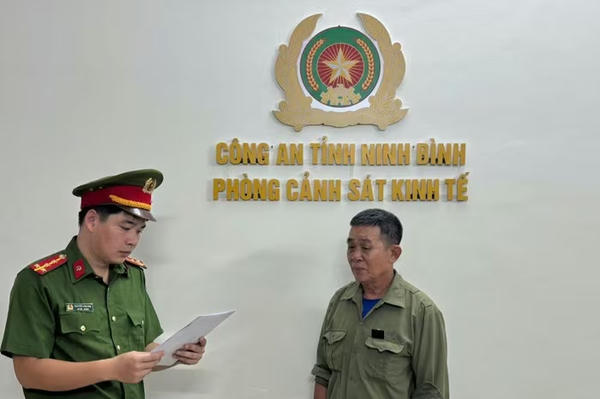 Điểm tin Pháp Luật ngày 06/06: Khởi tố chủ phương tiện khai thác cát trái phép trên sông Đáy ở Ninh Bình Điểm tin Pháp Luật ngày 06/06: Khởi tố chủ phương tiện khai thác cát trái phép trên sông Đáy ở Ninh Bình