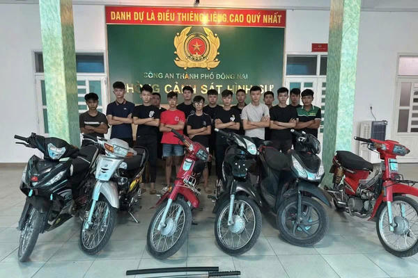 Công an TP Đồng Nai truy xét, bắt giữ 14 thanh thiếu niên lạng lách, đánh võng gây náo loạn phố đêm Công an TP Đồng Nai truy xét, bắt giữ 14 thanh thiếu niên lạng lách, đánh võng gây náo loạn phố đêm