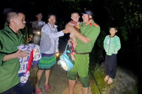 Huy động lực lượng kịp thời tìm kiếm, giải cứu bé trai 2 tuổi đi lạc trong đêm mưa lớn ở Lai Châu 