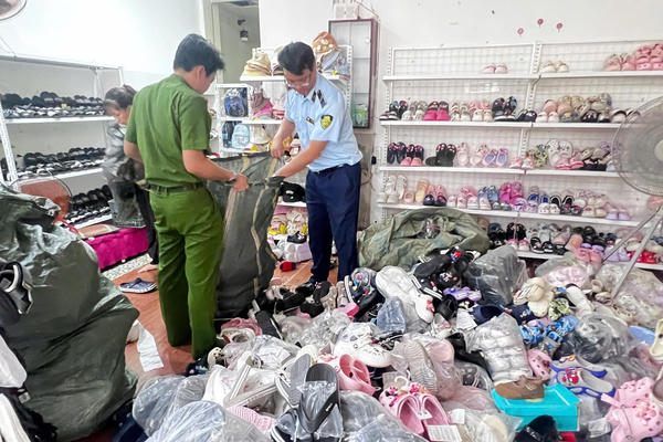 Khởi tố 2 chủ shop bán giày dép giả loạt thương hiệu nổi tiếng