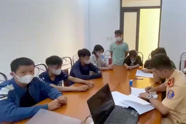 Triệu tập nhóm học sinh “làm xiếc” trên xe máy rồi quay clip câu view