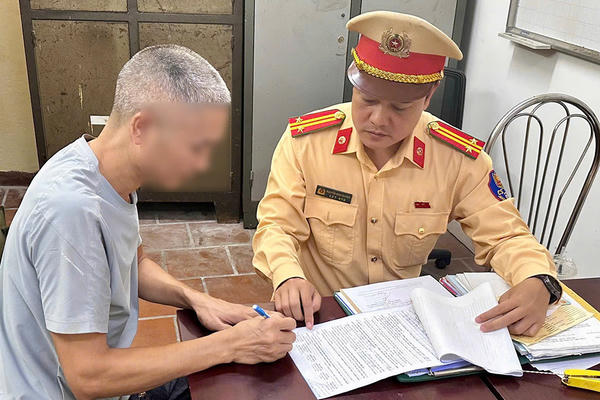 Xác định tài xế làm rơi bùn đất trên đường Võ Chí Công, 2 người đi xe máy bị trượt ngã Xác định tài xế làm rơi bùn đất trên đường Võ Chí Công, 2 người đi xe máy bị trượt ngã