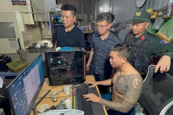 Công an Hà Tĩnh triệt xóa 2 cơ sở sản xuất vũ khí quân dụng trái phép quy mô lớn Công an Hà Tĩnh triệt xóa 2 cơ sở sản xuất vũ khí quân dụng trái phép quy mô lớn