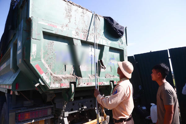 Cảnh sát giao thông Hà Nội xử lý hơn 1.600 trường hợp xe tải, xe đầu kéo vi phạm Cảnh sát giao thông Hà Nội xử lý hơn 1.600 trường hợp xe tải, xe đầu kéo vi phạm