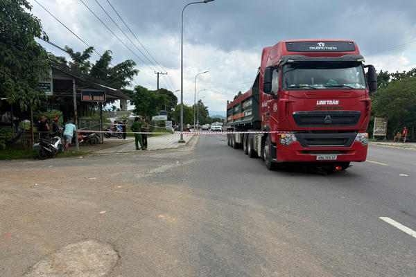 Xe đầu kéo va chạm xe máy trên Quốc lộ 20, một người tử vong