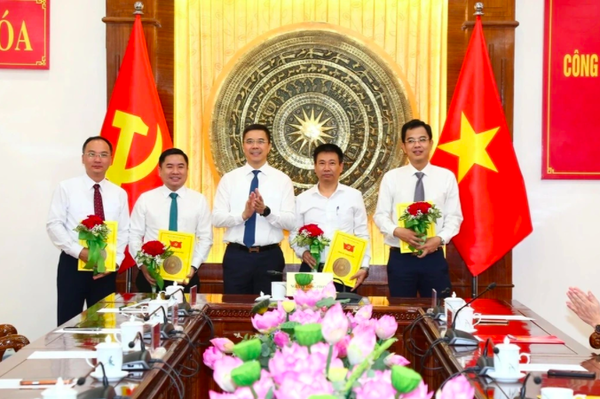 Thanh Hóa bổ nhiệm, điều động nhiều lãnh đạo sở, ngành
Thanh Hóa bổ nhiệm, điều động nhiều lãnh đạo sở, ngành