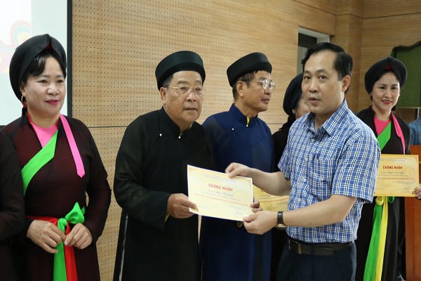 49 liền anh, liền chị được trao chứng nhận bồi dưỡng truyền dạy Dân ca Quan họ Bắc Ninh 49 liền anh, liền chị được trao chứng nhận bồi dưỡng truyền dạy Dân ca Quan họ Bắc Ninh