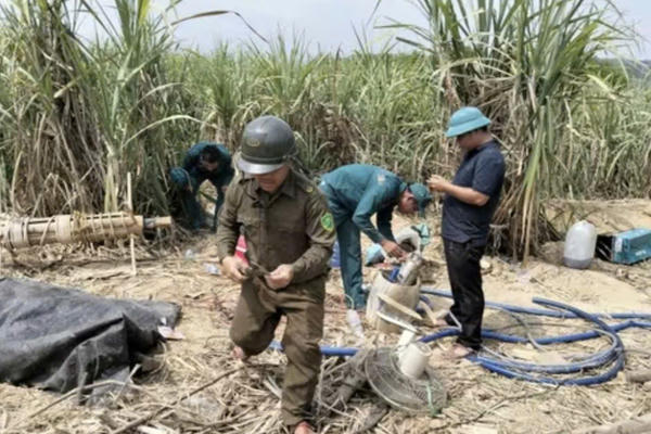 Phát hiện nhiều hố sâu, máy móc trong rẫy mía, nghi khai thác vàng trái phép ở Đắk Lắk Phát hiện nhiều hố sâu, máy móc trong rẫy mía, nghi khai thác vàng trái phép ở Đắk Lắk