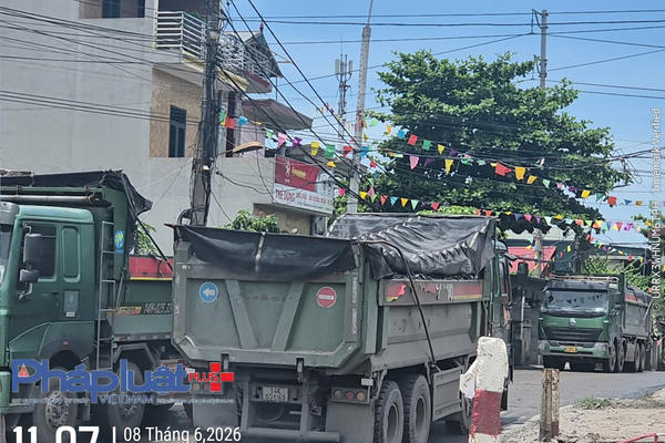 Hàng loạt xe tải trọng lớn chở đất, đá có dấu hiệu quá tải quần thảo khu phố Tràng Bạch, tỉnh Quảng Ninh 