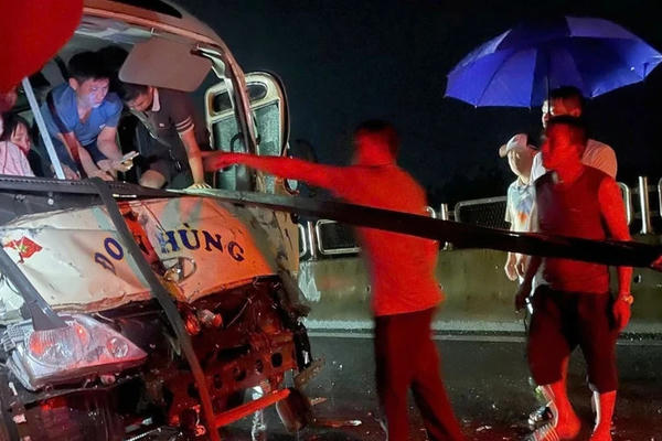 Tai nạn liên hoàn trên cao tốc Tuyên Quang – Phú Thọ, nhiều người bị thương Tai nạn liên hoàn trên cao tốc Tuyên Quang – Phú Thọ, nhiều người bị thương