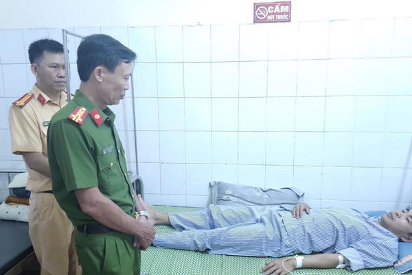 Diến biến mới nhất vụ Trung tá CSGT bị xe máy lao vào người khi đang làm nhiệm vụ
