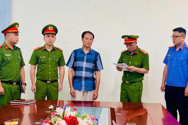 Bắt 3 đối tượng nguyên là cán bộ thuế ở Lào Cai liên quan đến sai phạm thu phí cửa khẩu Bắt 3 đối tượng nguyên là cán bộ thuế ở Lào Cai liên quan đến sai phạm thu phí cửa khẩu