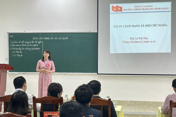 Đề xuất quy định chuẩn nghề nghiệp và xếp lương giảng viên trường chính trị