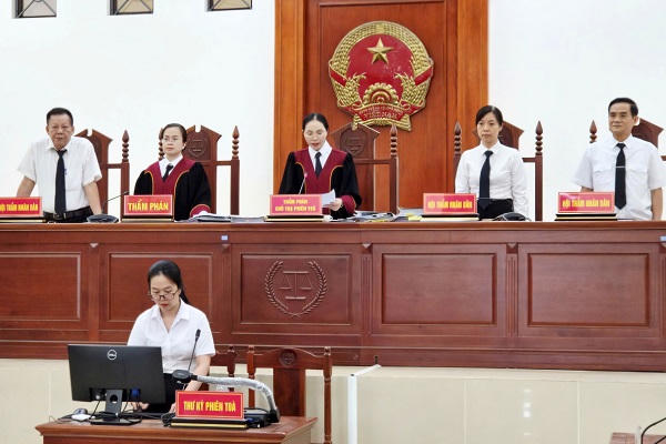 Xét xử 3 bị cáo cho thuê tài khoản ngân hàng tiếp tay đường dây lừa đảo xuyên biên giới Xét xử 3 bị cáo cho thuê tài khoản ngân hàng tiếp tay đường dây lừa đảo xuyên biên giới