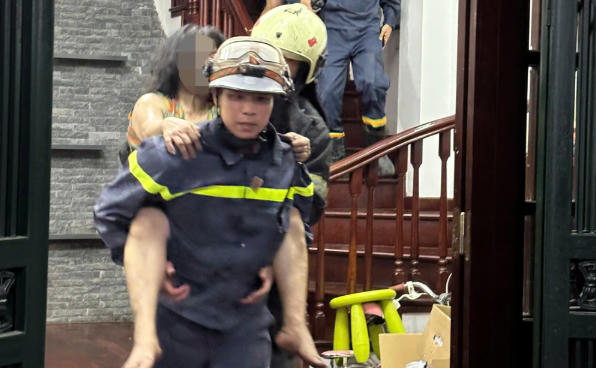 Giải cứu nhiều người mắc kẹt trong ngôi nhà phát hỏa lúc rạng sáng Giải cứu nhiều người mắc kẹt trong ngôi nhà phát hỏa lúc rạng sáng